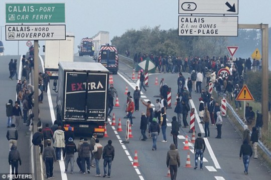 lupte-migranti-politie-port-calais-2015-005